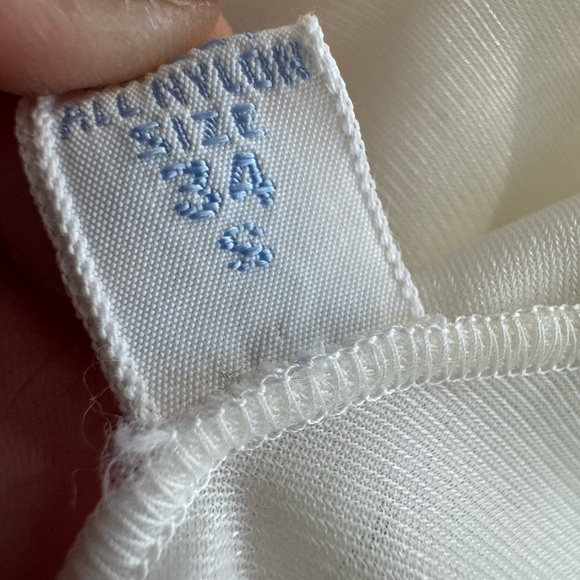 Elegant Vintage 1960’s White Lace Slip Dress with Floral Lace Details - Picture 9 of 12